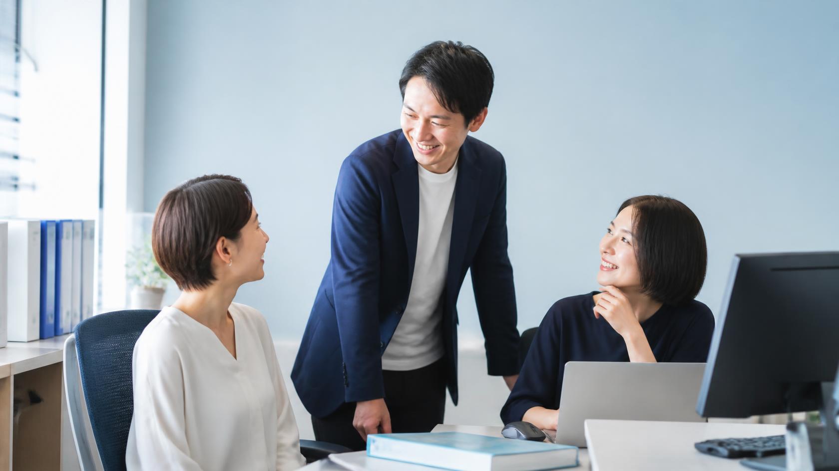 事務所内で談笑するスタッフの集合写真